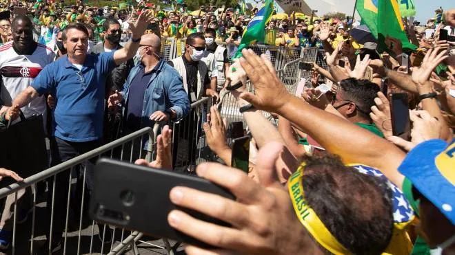 epa08456522 President of Brazil Jair Bolsonaro (L) greets supporters in Brasilia, Brazil, 31 May 2020. Brazilian President Jair Bolsonaro ignored on Sunday the seriousness of COVID-19, which already leaves almost 30 thousand deaths in the country, and attended a demonstration with thousands of people. The event took place at the gates of the Planalto Presidential Palace, and as has happened in demonstrations that 'Bolsonarism' held on recent Sundays, the people protested against Congress and the Supreme Court, which according to supporters of the extreme right's leader 'conspire' against the Government.  EPA/Joedson Alves