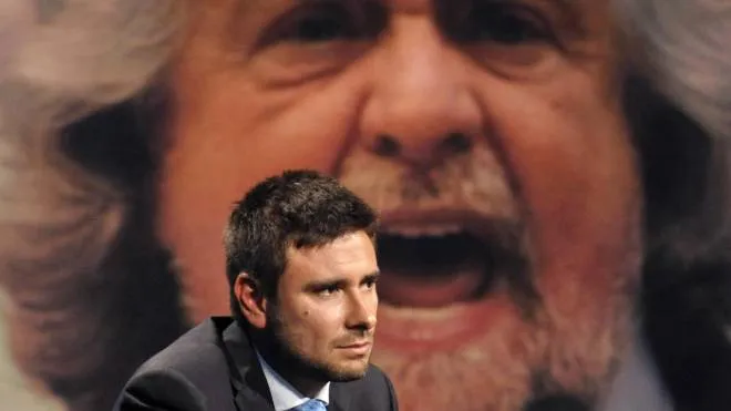 L’ex deputato Alessandro Di Battista, 41 anni. Sullo sfondo, Beppe Grillo, 71 anni, fondatore del Movimento 5 Stelle