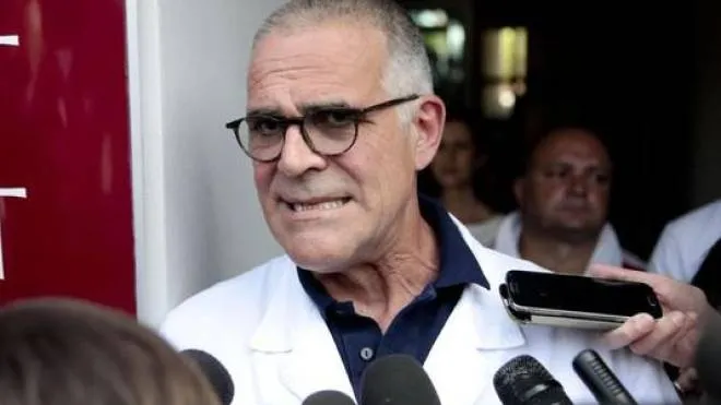 Alberto Zangrillo, 62 anni, di Genova, è primario di anestesia e rianimazione al San Raffaele di Milano