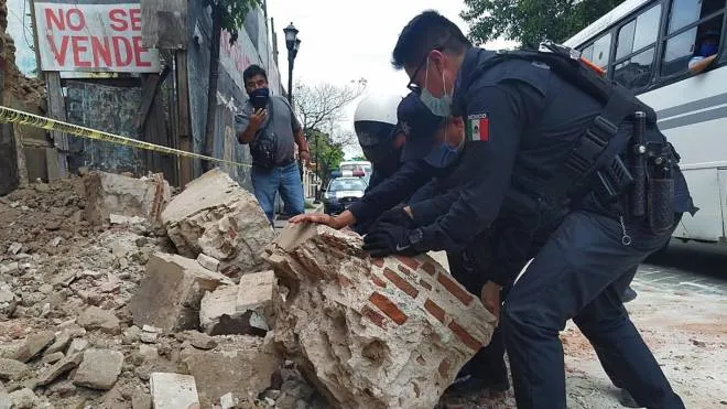 epa08504380 Authorities clear debris after an earthquake in Oaxaca, Mexico, 23 June 2020. The 7.5 magnitude earthquake that shook central and southern Mexico on Tuesday left at least one dead in a landslide in the Oaxaca municipality of Crucecita, at the epicenter.  EPA/Daniel Ricardez