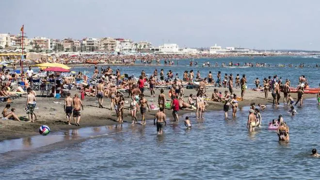 Persone al mare in spiaggia ad Ostia durante la Fase 3 dell'emergenza per il Covid-19 Coronavirus, Roma, 05 luglio 2020. ANSA/ANGELO CARCONI