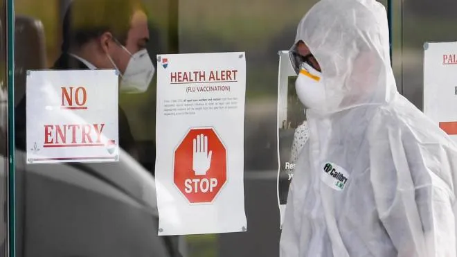 A medical worker enters the Epping Gardens aged care facility in the Melbourne suburb of Epping on July 30, 2020, as the city battles fresh outbreaks of the COVID-19 coronavirus. - Australia on July 30 reported a record number of new coronavirus infections and its deadliest day of the pandemic so far following a spike in cases at elderly care homes. (Photo by William WEST / AFP)