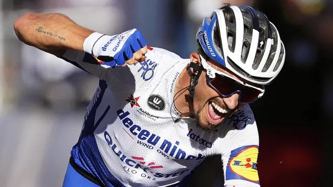 epa08635820 French rider Julian Alaphilippe of the Deceuninck Quick-Step team celebrates as he crosses the finish line to win the 2nd stage of the 107th edition of the Tour de France cycling race over 186km around Nice, France, 30 August 2020.  EPA/Sebastien Nogier / Pool