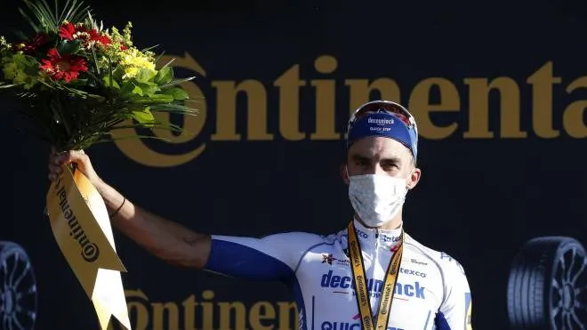 epa08635963 French rider Julian Alaphilippe of the Deceuninck Quick-Step team celebrates on the podium after winning the 2nd stage of the 107th edition of the Tour de France cycling race over 186km around Nice, France, 30 August 2020.  EPA/Sebastien Nogier / Pool