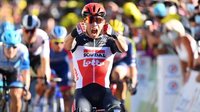 epa08637525 Australian rider Caleb Ewan of Lotto Soudal team celebrates winning the third stage of the Tour de France over 198km from Nice to Sisteron, southern France, 31 August 2020.  EPA/Stuart Franklin / Pool