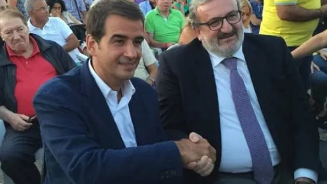 Raffaele Fitto, 51 anni, già presidente della Regione Puglia dal 2000 al 2005, con il governatore uscente Michele Emiliano, 61 anni