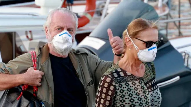 Napoli president Aurelio De Laurentiis (L), accompanied by his wife Jacqueline De Laurentiis, upon his arrival at the Luise pier on the Naples seafront, Naples, Italy, 10 September 2020. On 10 September 2020 Napoli announced that president Aurelio De Laurentiis tested positive for COVID-19 coronavirus. On 09 September 2020 De Laurentiis attended a meeting with officials from the 20 Italian Serie A clubs.. ANSA / CIRO FUSCO