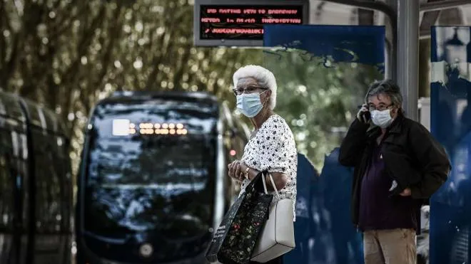 Commuters wearing protective face masks due to the COVID-19 coronavirus pandemic, wait for a tramway in Bordeaux, southwestern France, on September 14, 2020. (Photo by Philippe LOPEZ / AFP)