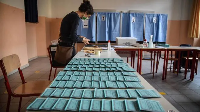 Preparazione dei seggi elettorali per il referendum sul taglio dei parlamentari a Milano, 19 settembre 2020.
ANSA/MATTEO CORNER
