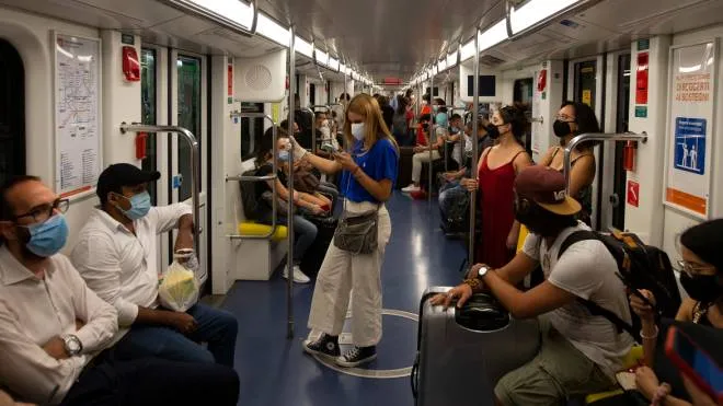 Assembramento pendolari sui mezzi pubblici Metro M2, 18 Settembre 2020, ANSA/Marco Ottico