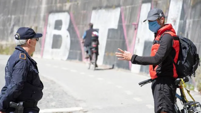 Local Police check runners and cyclists on the cycle path alongside the Tiber river near the Vatican, in the first day of phase two during the coronavirus lockdown in Rome, Italy, 4 May 2020.   MAURIZIO BRAMBATTI/ANSA