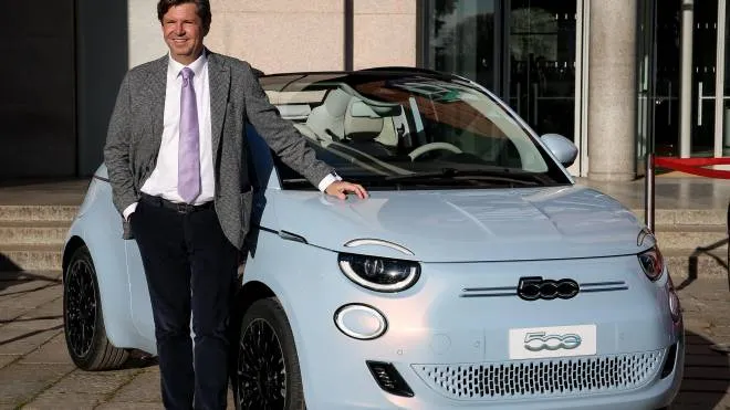 Olivier François, 59 anni, responsabile del brand Fiat, con la nuova 500e