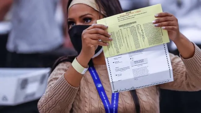 Georgia, una scrutatrice controlla una delle schede elettorali