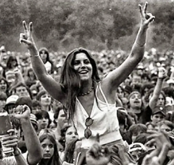 Il Festival di Woodstock (1969) viene celebrato come. il più grande raduno musicale della storia: 500mila gli spettatori