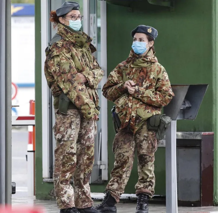Due soldatesse. di guardia all’aeroporto militare di Pratica di Mare