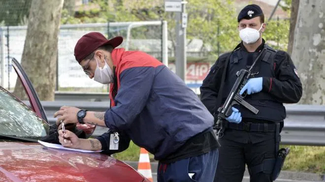 Italian Carabinieri police officers carry out checks on some motorists at a road block in Bergamo, northern Italy, to ensure that they comply with the 'stay-at-home' orders in a bid to slow down the spread of the coronavirus disease (COVID-19) pandemic, 18 April 2020.
ANSA/ STEFANO CAVICCHI