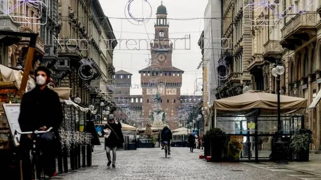 Persone a passeggio per le strade del centro di Milano, 9 dicembre 2020.ANSA/Mourad Balti Touati