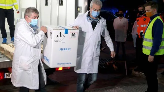 Le prime scatole di. vaccino Pfizer-BioNTech vengono trasportate in Europa. È stato il primo prodotto a essere approvato dall’Ema