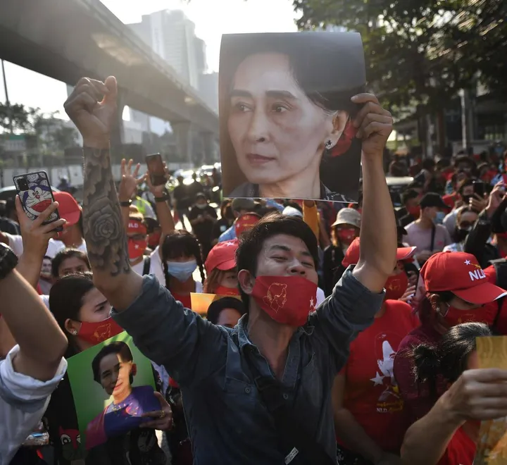 Le proteste di immigrati del Myanmar davanti all’ambasciata di Bangkok