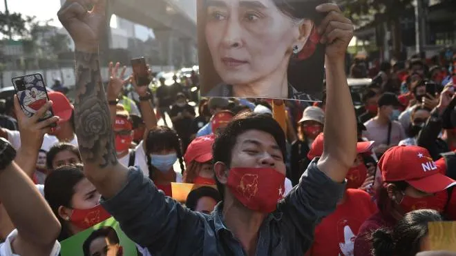 Le proteste di immigrati del Myanmar davanti all’ambasciata di Bangkok