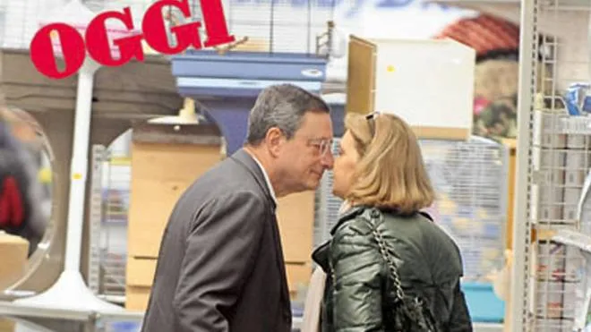 In questa foto - pubblicata dal settimanale Oggi - il presidente della Bce Mario Draghi è stato immortalato mentre, insieme alla moglie Maria Serenella, acquista una confezione-maxi di crocchette in un negozio specializzato in animali sull'Anagnina, 27 gennaio 2015. ANSA/UFFICIO STAMPA OGGI ++ NO SALES, EDITORIAL USE ONLY ++