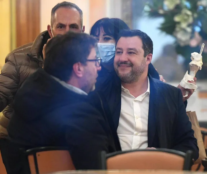 Il segretario della Lega, Matteo Salvini, 47 anni. Di spalle, Giancarlo Giorgetti