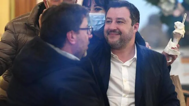 Il segretario della Lega, Matteo Salvini, 47 anni. Di spalle, Giancarlo Giorgetti