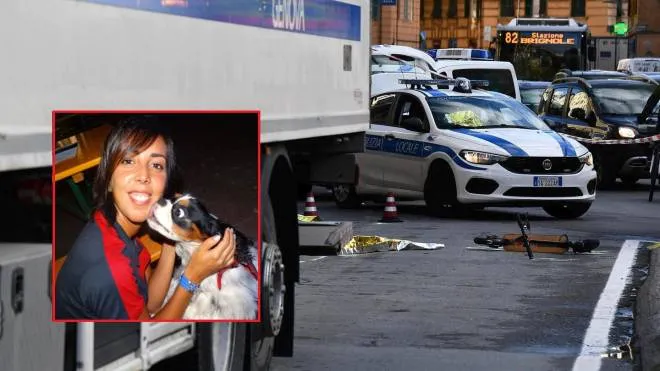 Il luogo dell'incidente  mortale dove una giovane donna con un monopattino ha perso la vita in un incidente con un camion, Genova, 8 febbraio 2021.
ANSA/LUCA ZENNARO