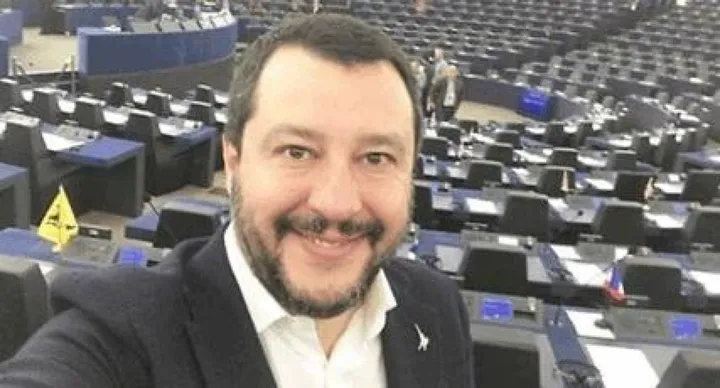 Un selfie di Matteo Salvini, 47 anni, nell’aula del Parlamento europeo