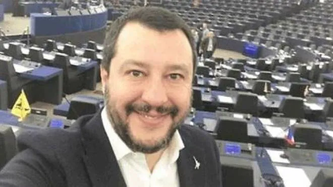 Un selfie di Matteo Salvini, 47 anni, nell’aula del Parlamento europeo