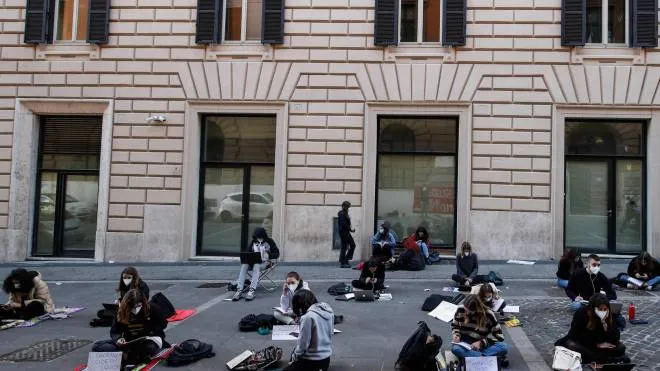 Una lezione all’esterno del liceo classico Pilo Albertelli di Roma, durante la chiusura delle scuole per contrastare i contagi