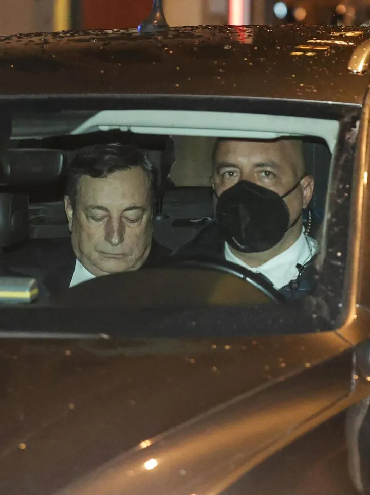 Il presidente incaricato Mario Draghi, 73 anni, all’uscita da Montecitorio