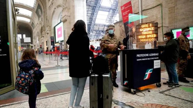 Controlli da parte di Esercito e Polizia di Stato il primo giorno dopo l'introduzione del nuovo Dpcm ai passeggeri in partenza da stazione Centrale a Milano, 6 novembre 2020.ANSA/Mourad Balti Touati