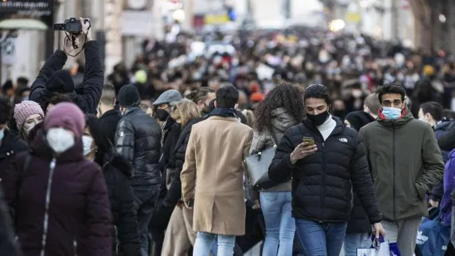La folla in via del Corso a Roma ieri pomeriggio