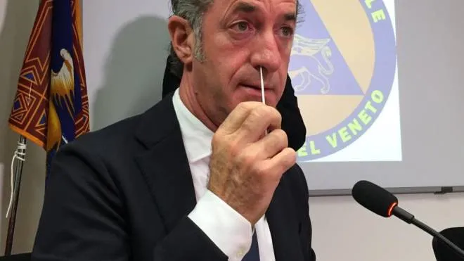 Il governatore del Veneto, Luca Zaia, 52 anni, prova un tampone fai da te