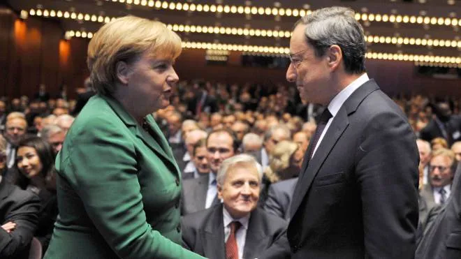 La cancelliera tedesca Angela Merkel  riceve Mario Draghi: Al centro il presidente della Bce Trichet 
 EPA/ARNE DEDERT / POOL
