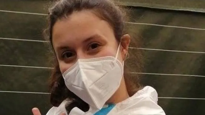 Chiara Vangeli, 23 anni, infermiera impegnata nei vaccini a. Viggiù, e la proposta di matrimonio al collega