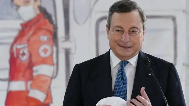 Il presidente del Consiglio Mario Draghi, 73 anni, all’hub vaccinale di Fiumicino