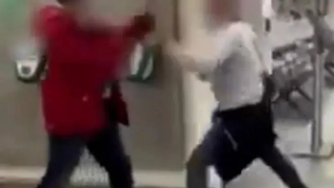 Un’immagine tratta dal video girato con lo smartphone da uno dei due ragazzi aggrediti