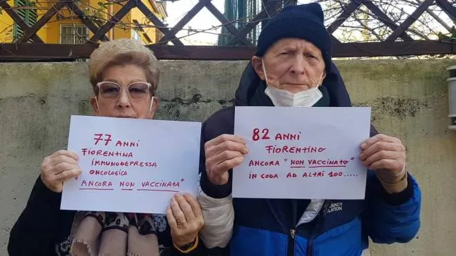 Pierdomenico Ballini e la moglie Marinella Ermini, 82 e 77 anni: da giorni i due anziani chiedono invano di essere vaccinati. La loro protesta è arrivata su Internet