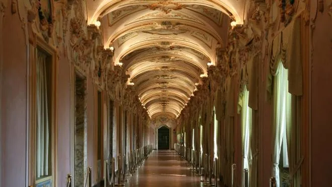 La Galleria degli Stucchi, con i suoi 70 metri circa di lunghezza e la sala ottagonale, rappresenta una delle maggiori attrattive di Palazzo Pianetti a Jesi