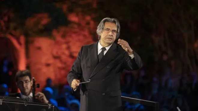 Riccardo Muti dirigerà a Ravenna in piazza San Francesco il 12 settembre, alla vigilia della data di morte del Sommo Poeta, un concerto che sarà replicato a Verona e a Firenze