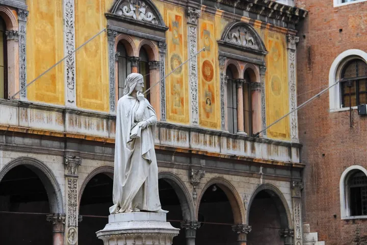 A sinistra, la lapide sulla facciata del forlivese Palazzo Albicini (già Ordelaffi) in via Garibaldi che ricorda il passaggio del Dante esule, fra 1307 e 1308, alcuni secoli dopo la medesima ospitalità fu offerta a Giosuè Carducci