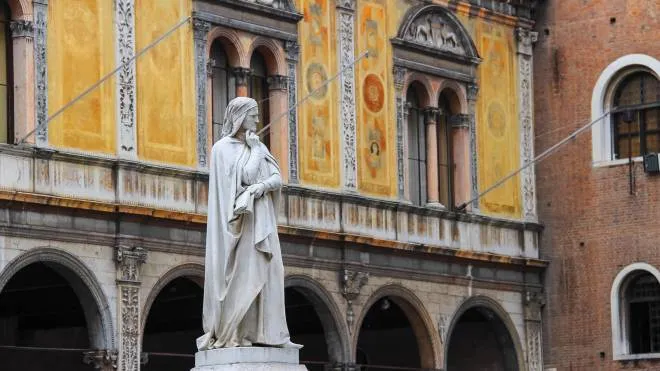 A sinistra, la lapide sulla facciata del forlivese Palazzo Albicini (già Ordelaffi) in via Garibaldi che ricorda il passaggio del Dante esule, fra 1307 e 1308, alcuni secoli dopo la medesima ospitalità fu offerta a Giosuè Carducci