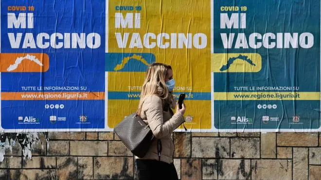 Sono centinaia i manifesti apposti in citta' per la campagna informativa sulle vaccinazioni della Regione Liguria, Genova, 25 marzo 2021.
ANSA/ LUCA ZENNARO