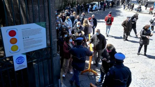 Persone in fila nel parco di Capodimonte a Napoli dove, nella storica Fagianeria, e' stato allestito un centro vaccinale anti covid,   8 aprile   2021
 ANSA/CIRO FUSCO