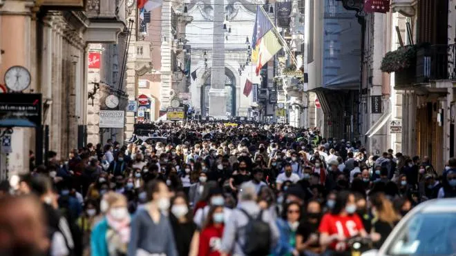 People walking in downtown Rome, Italy, 24 April 2021. Most of Italy will ease restrictions to contract the spread of COVID-19 from April 26. ANSA/FABIO FRUSTACI