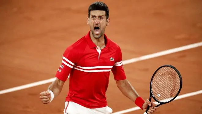 epa09258765 Novak Djokovic of Serbia reacts after winning his quarter final match against Matteo Berrettini of Italy at the French Open tennis tournament at Roland Garros in Paris, France, 09 June 2021.  EPA/YOAN VALAT