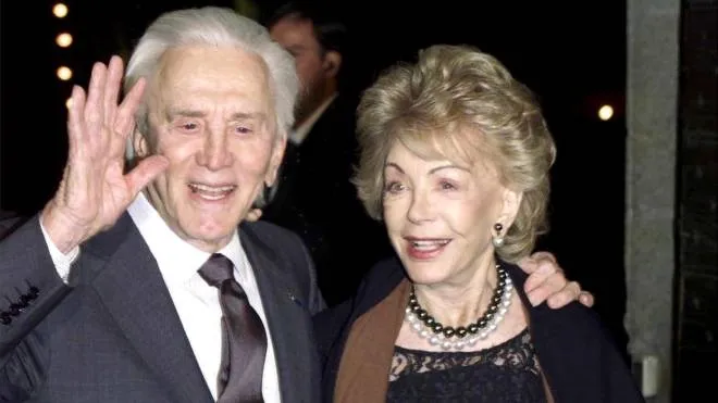 epa08196430 (FILE) - US actor Kirk Douglas (L) waves as he arrives with his wife Anne at a gala dinner offered by Italian stylist Gai Mattiolo in Rome, Italy, 19 February 2001 (reissued 05 February 2020). According to media reports, Kirk Douglas has died aged 103 on 05 February 2020.  EPA/SCHIAVELLA PARADISI *** Local Caption *** 99313280