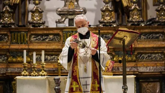 Monsignor Vincenzo De Gregorio, abbot of the chapel of San Gennaro, holds a vial said to contain the blood of the 3rd century saint San Gennaro witnesses the so-called liquefaction of the blood of San Gennaro during the announcement of the miracle in the Cathedral of Naples, Italy, December 16, 2020. Not even the second mass was needed to melt the blood of San Gennaro. At the end of the further celebration, the miracle did not occur. 
ANSA/CESARE ABBATE